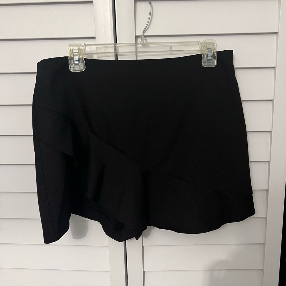 🌸 Zara Black Ruffle Skort
